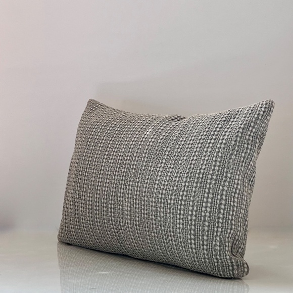 POTTERY BARN LUMBAR TEXTURED 16 X 26 INCHES NWOT - Picture 5 of 7